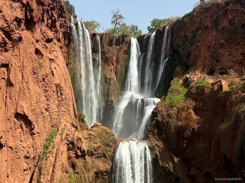Veículo privado de luxo para a excursão às Cascatas de Ouzoud a partir de Marraquexe