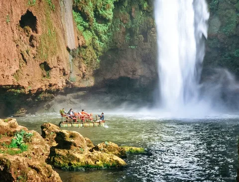 Passeig en barca tradicional a la base de les Cascades d'Ouzoud prop de Marràqueix