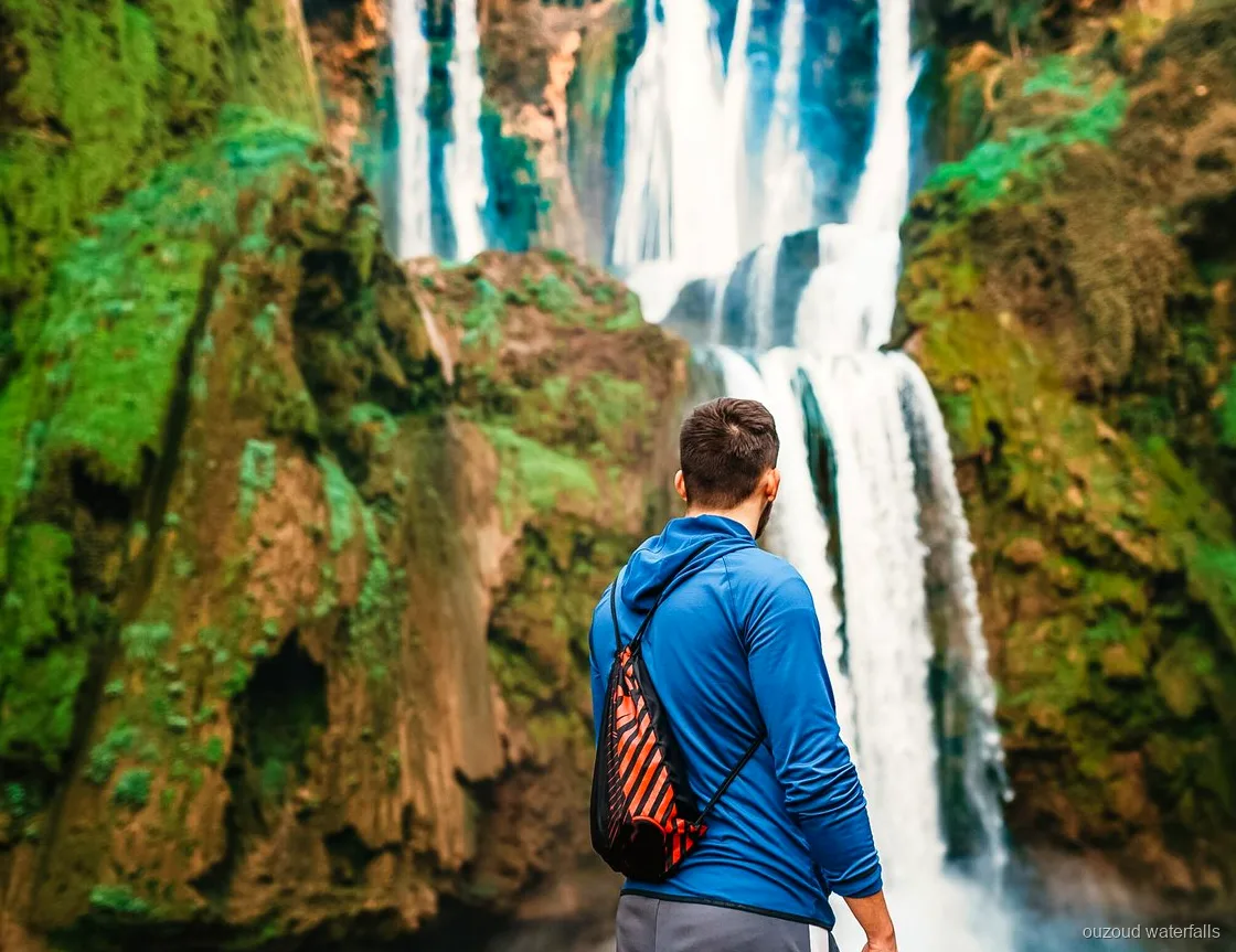 Weg durch einen Olivenhain zum Aussichtspunkt der Ouzoud Wasserfälle in Marokko